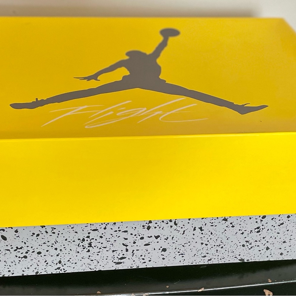 Mens. Air Jordan Retro 4s, lightenings, never been worn, mint Condition, - Picture 13 of 13